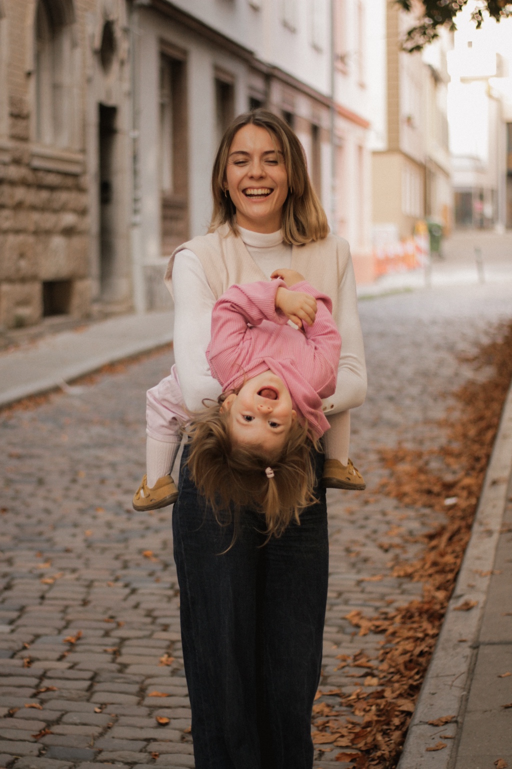 Michelle spielt mit Emelie auf einer Stadtstraße
