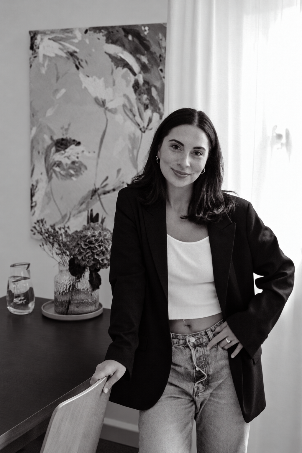 Janine Minasyan im schwarzen Blazer, Schwarz-Weiß-Porträt
